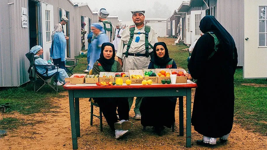 Bitte nicht aus der Rolle fallen: Diese Frauen treten als Obstverkäuferinnen auf und verkörpern ihre Figuren auch zwischen den militärischen Übungen.