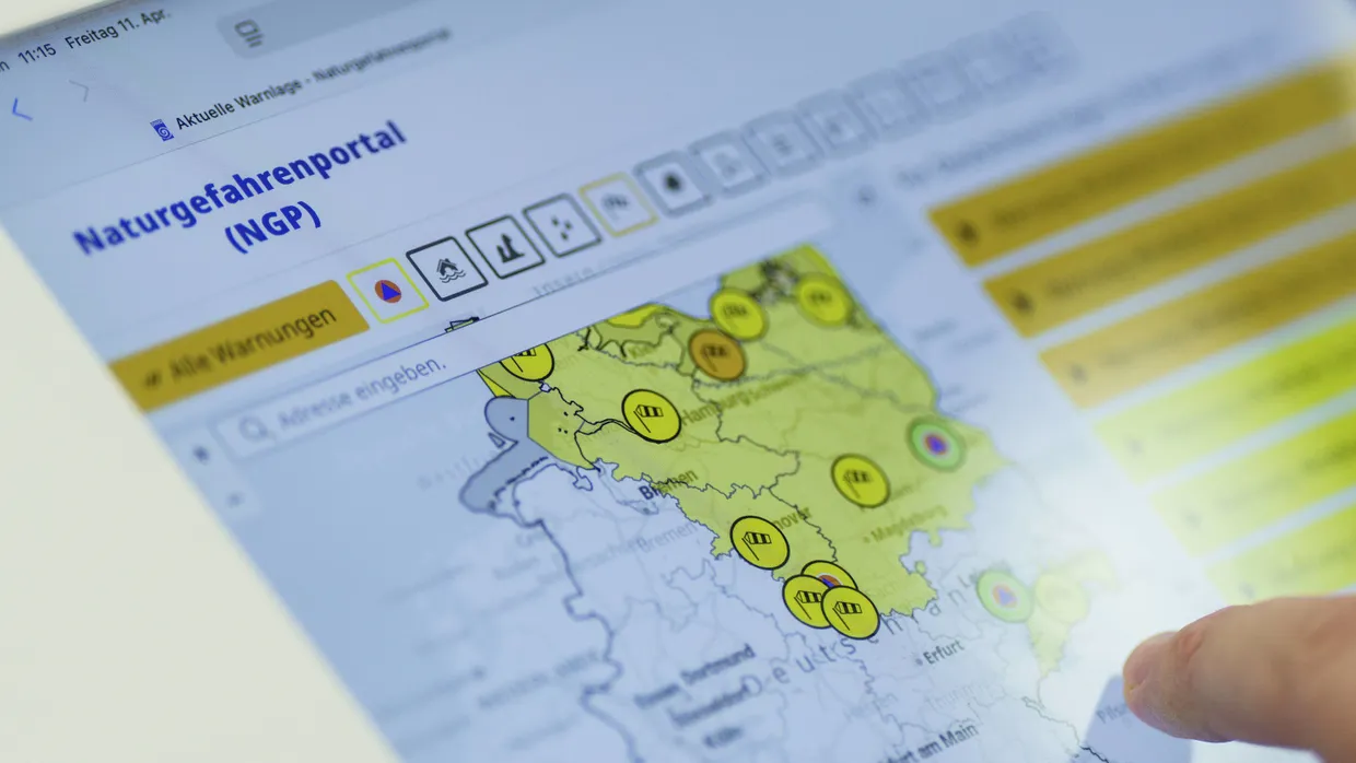 Die Webseite des Naturgefahrenportals (NGP) wird bedient.