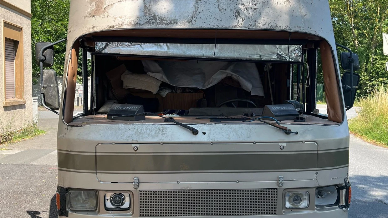 Ein Wohnmobil ohne Frontscheibe steht nach einer Polizeikontrolle am Straßenrand.