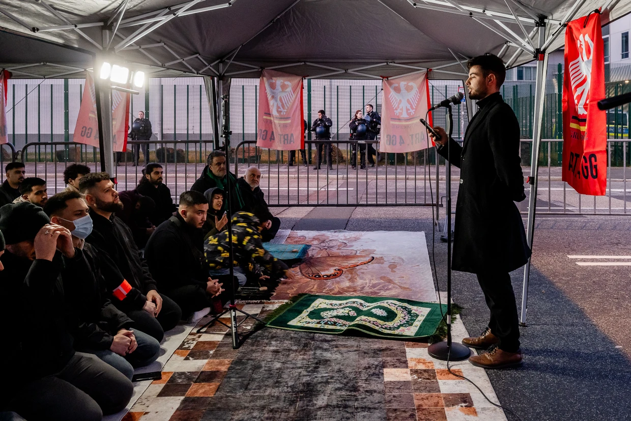 Muhsin Abboud spricht zu den Demonstranten.