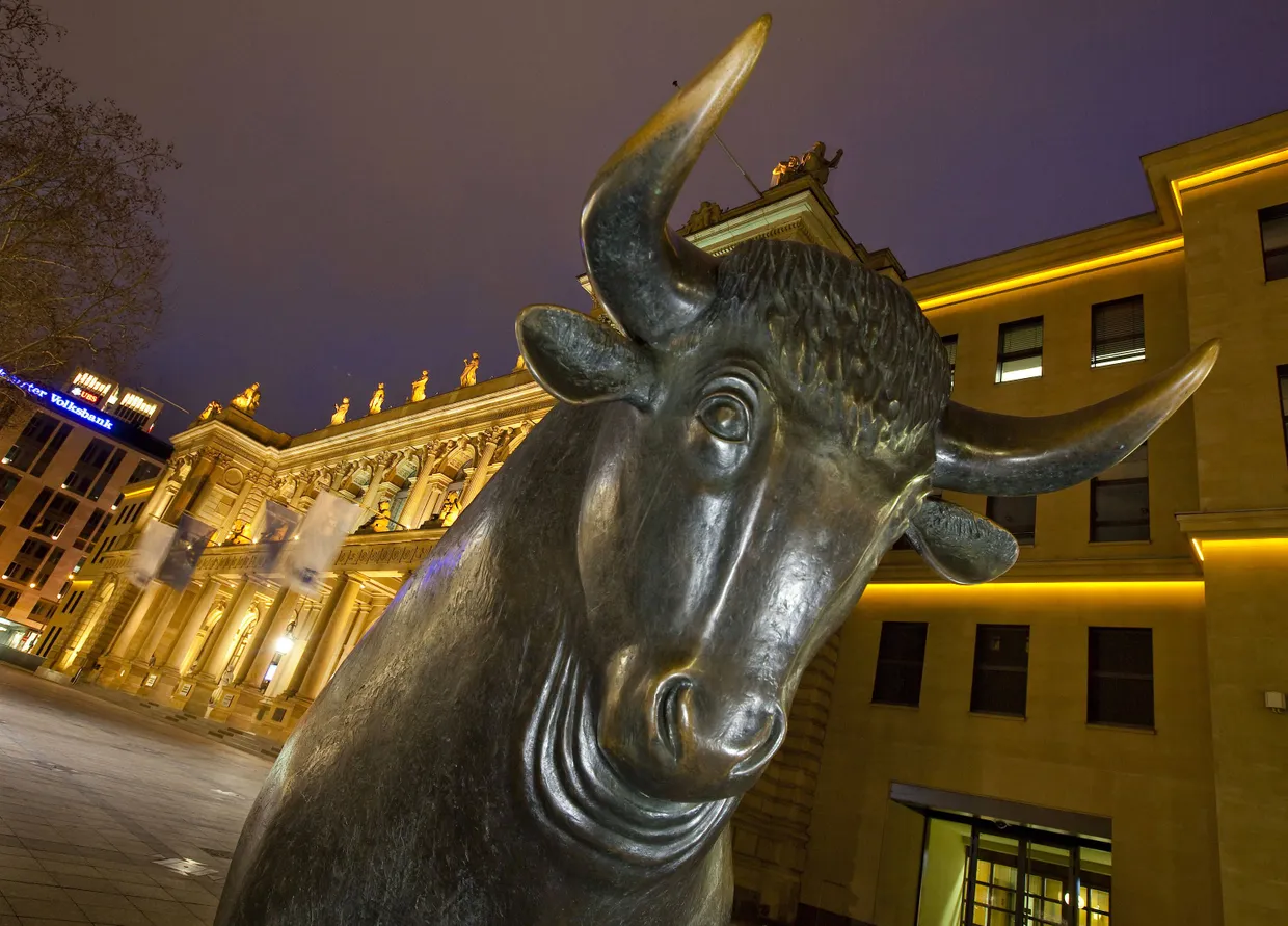 Bullen-Statue vor der Frankfurter Börse: Der Bulle symbolisiert steigende Aktienkurse.