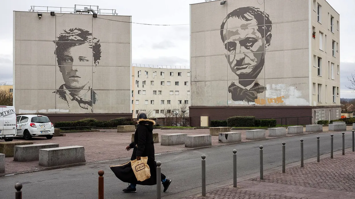 Wohnblocks im Pariser Vorort Chanteloup-les-Vignes im Januar 2020. Die Porträts zeigen Arthur Rimbaud (links) und Charles Baudelaire.