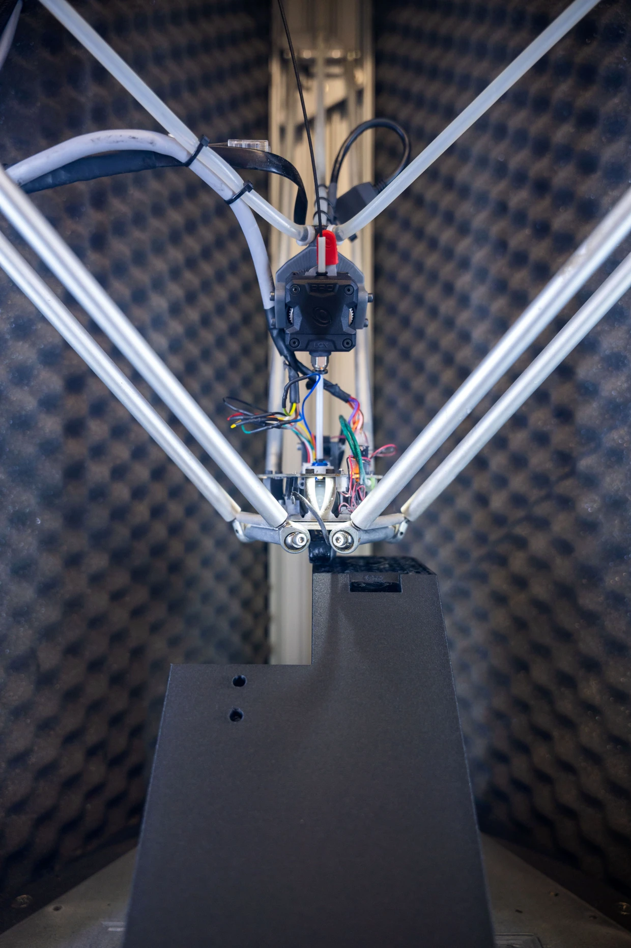 Wie ein Spinnen-Roboter: Der 3D Drucker fertigt ein Mittelstück der „Paetzold by Kunath“ Bassflöte.