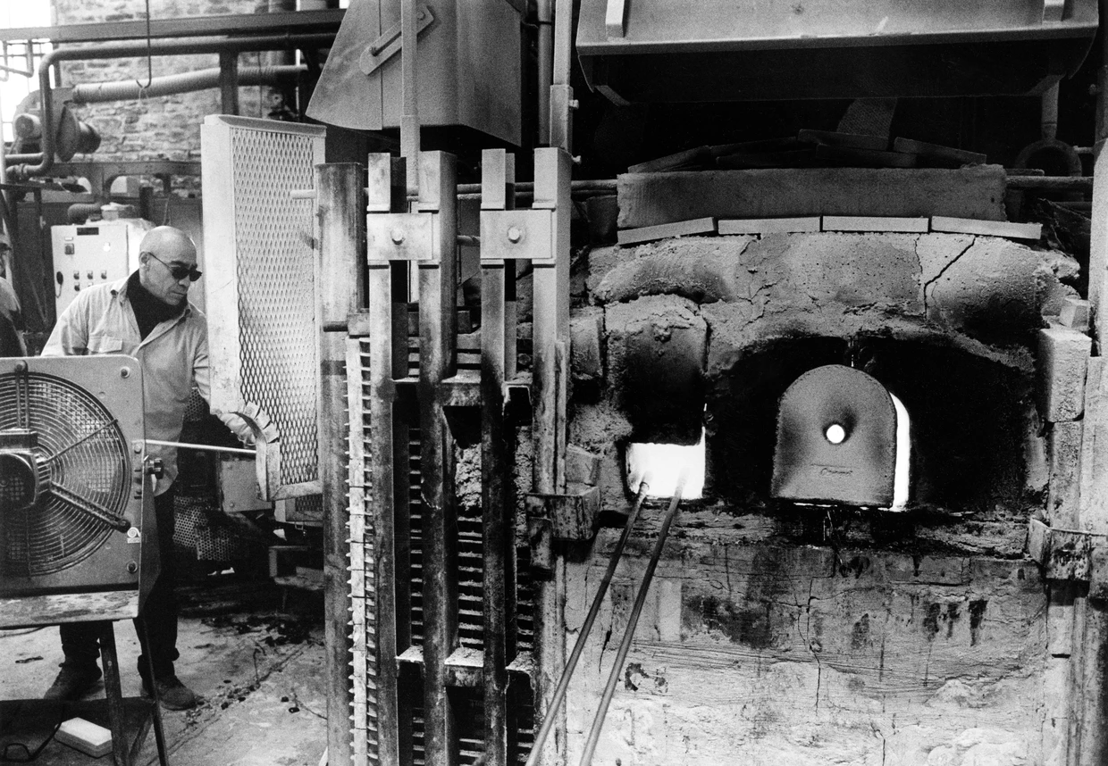 Herstellung von Glasmosaiken am Ofen.