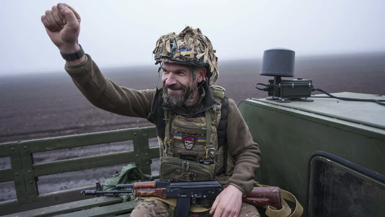 Ein ukrainischer Soldat der 148. Artilleriebrigade winkt im Januar 2025 seinen Kameraden an der Frontlinie in der Nähe von Welyka Nowosilka zu.