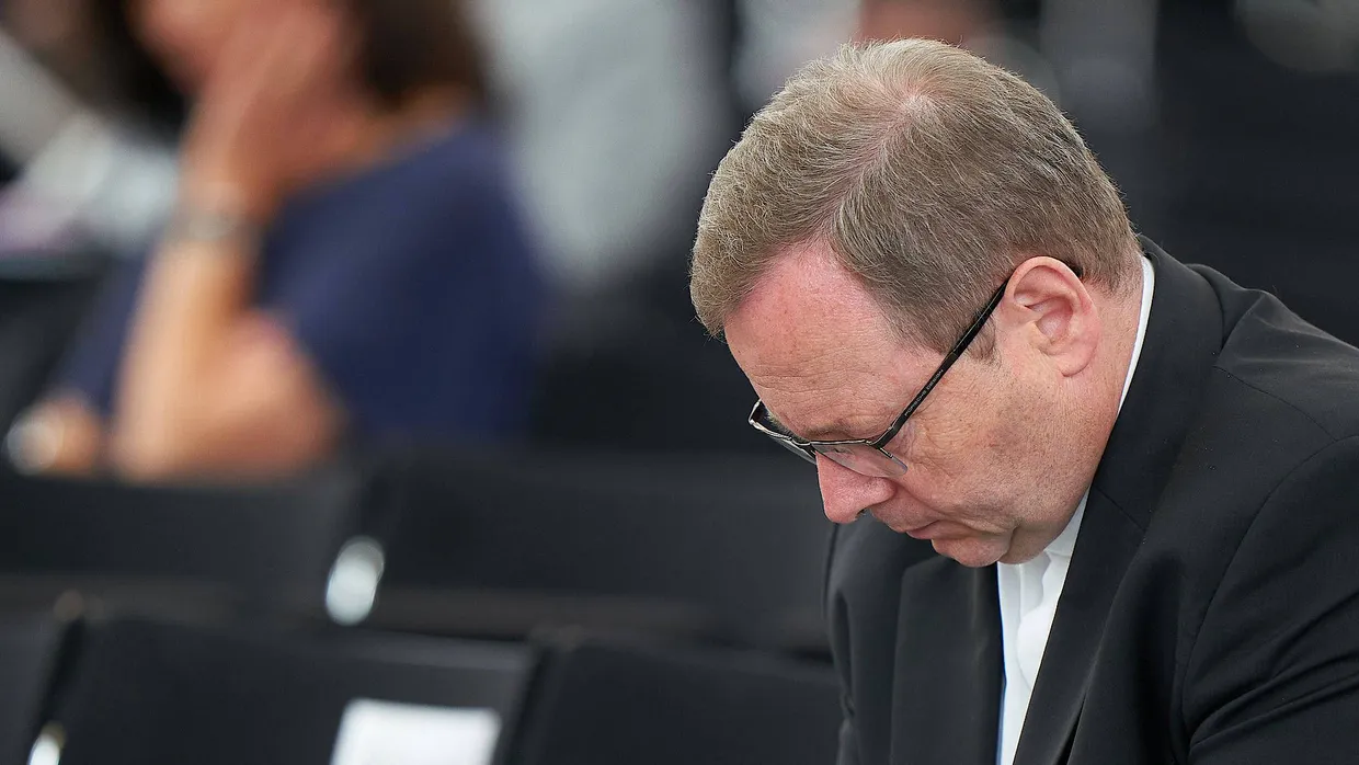 Der Limburger Bischof Georg Bätzing verfolgt die Abschlusspräsentation des Projekts "Betroffene hören - Missbrauch verhindern“.