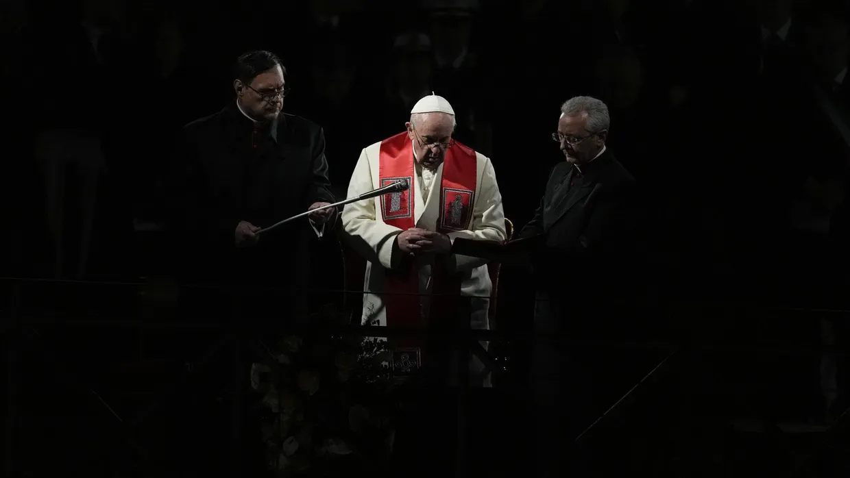 Papst Franziskus (Mitte) auf dem Kreuzweg vor dem Kolosseum in Rom