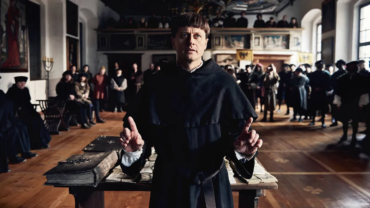 Ich widerrufe nichts: Martin Luther (Roman Knizka) tritt vor Karl V.
