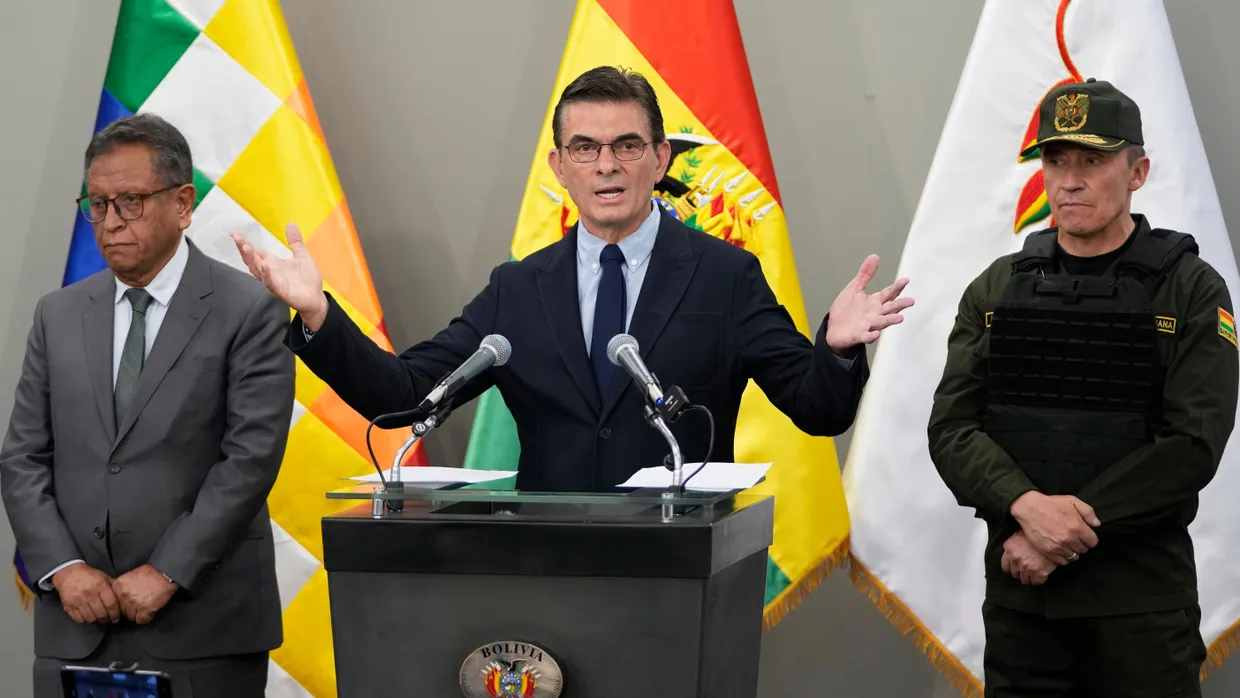 Der bolivianische Präsident Rodrigo Paz (Mitte) während der Pressekonferenz zur Festnahme des Drogenhändlers Sebastian Marset.