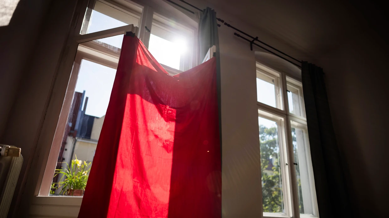 Abkühlung durch Verdunstung: Das nasse Tuch vor einem Fenster soll die Temperatur im Raum etwas senken.