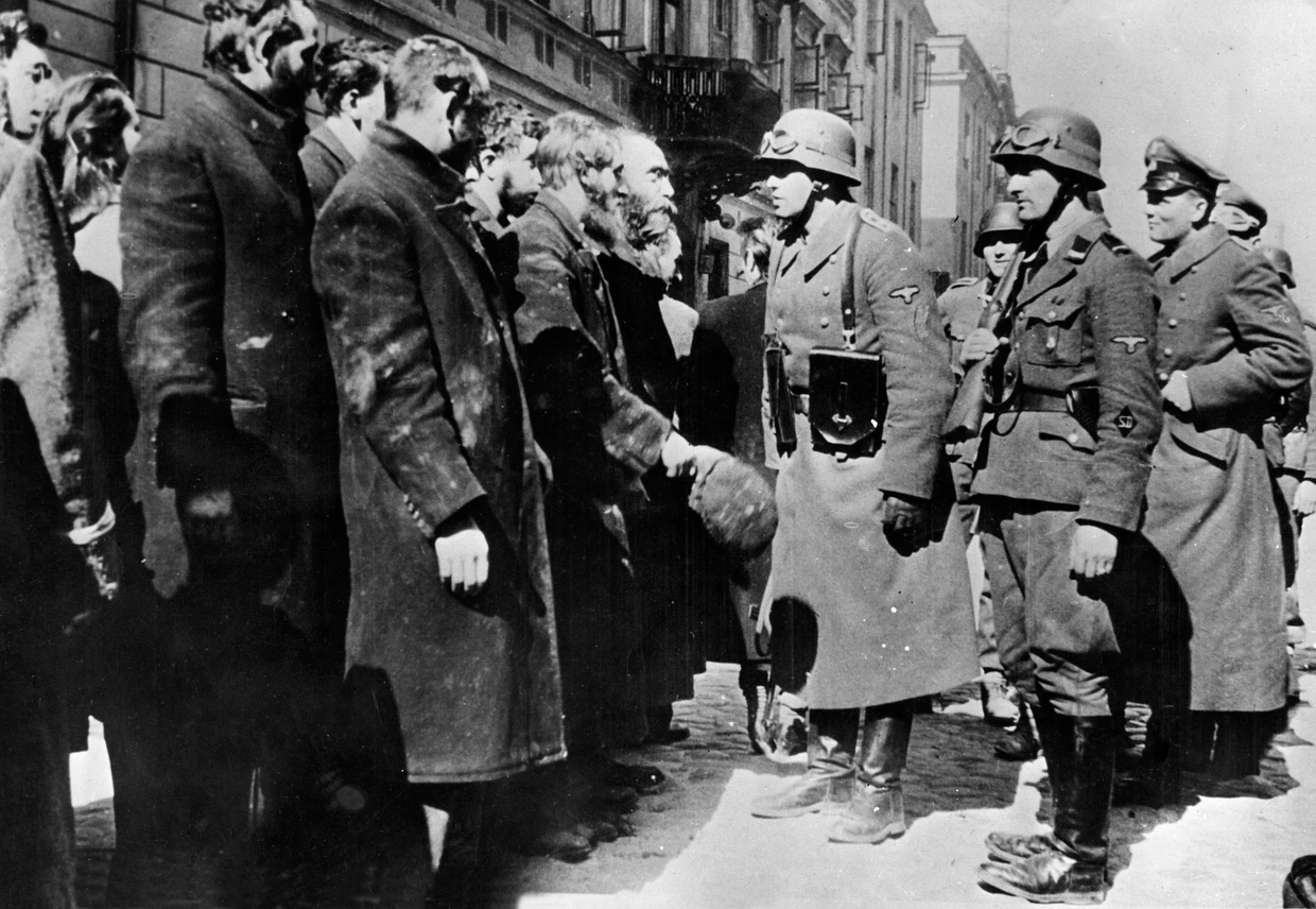 Haben die Historiker die Hilfsdienste der Warschauer Stadtverwaltung übersehen oder womöglich doch überschätzt? Polizeibeamte des deutschen Sicherheitsdienstes verhören einer Gruppe von Rabbinern, die zu Beginn des Aufstandes im Warschauer Ghetto gefangengenommen wurden.