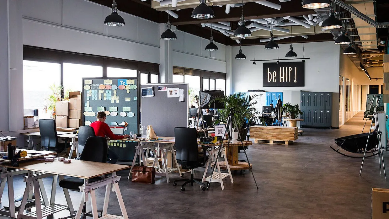 Hip im doppelten Sinne: Blick in den Start-up-Campus von Philips