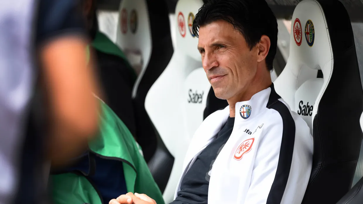 Treffen zwischen Vater und Sohn: Bruno Hübner, Sportdirektor der Eintracht (Archivbild).