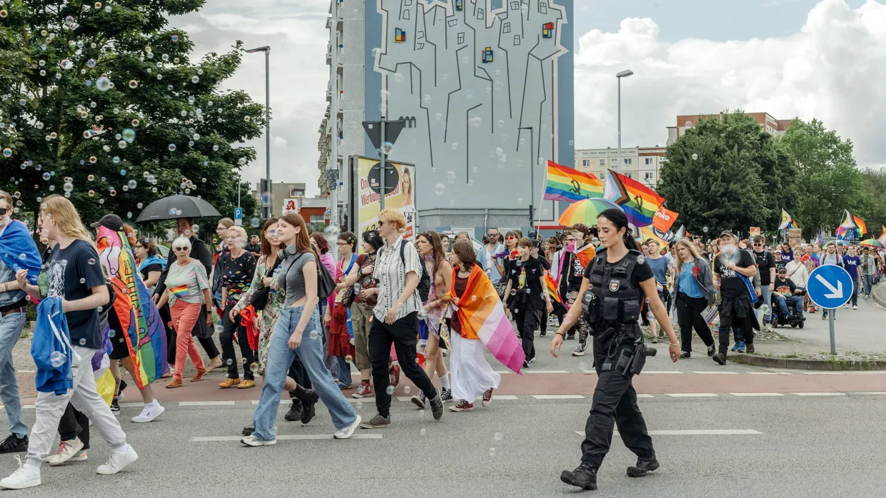 Blick auf den Christopher-Street-Day in Neubrandenburg