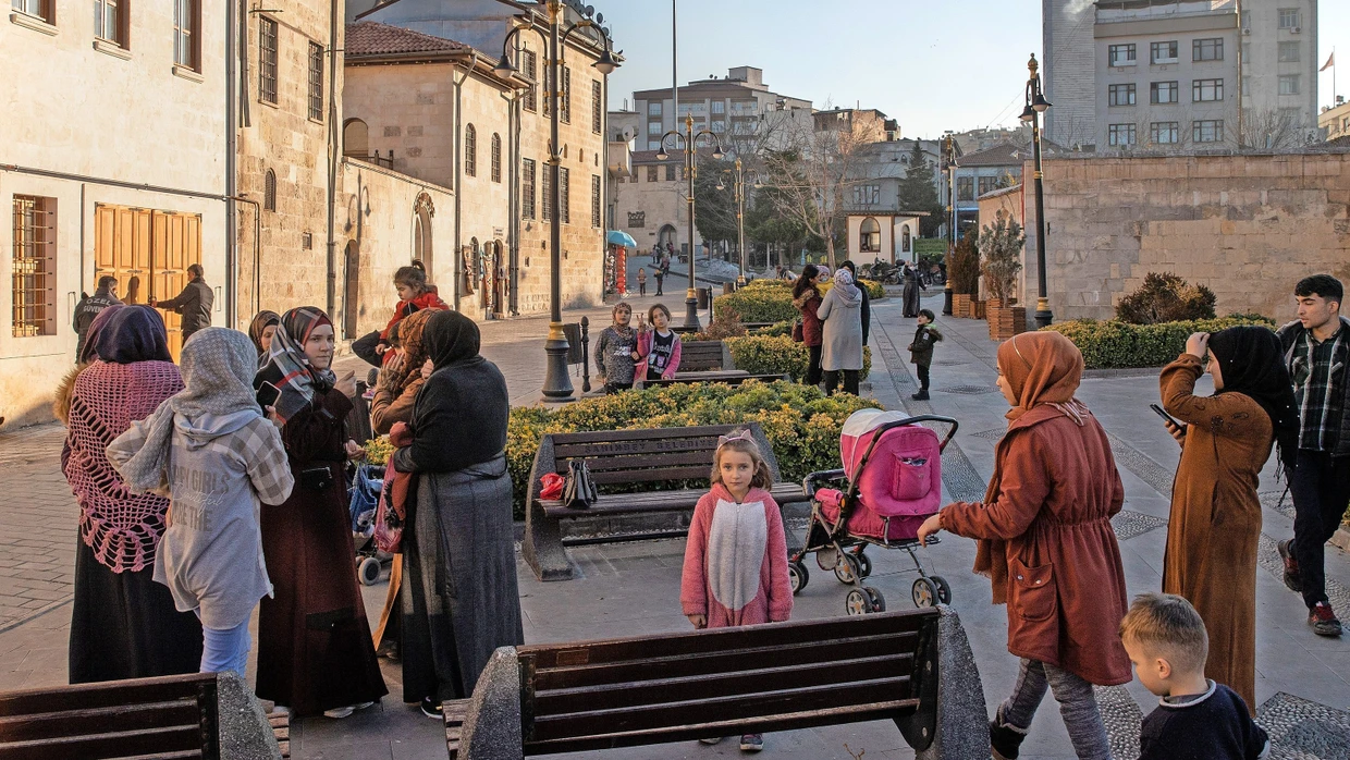 Syrerinnen mit ihren Kindern im Zentrum von Gaziantep