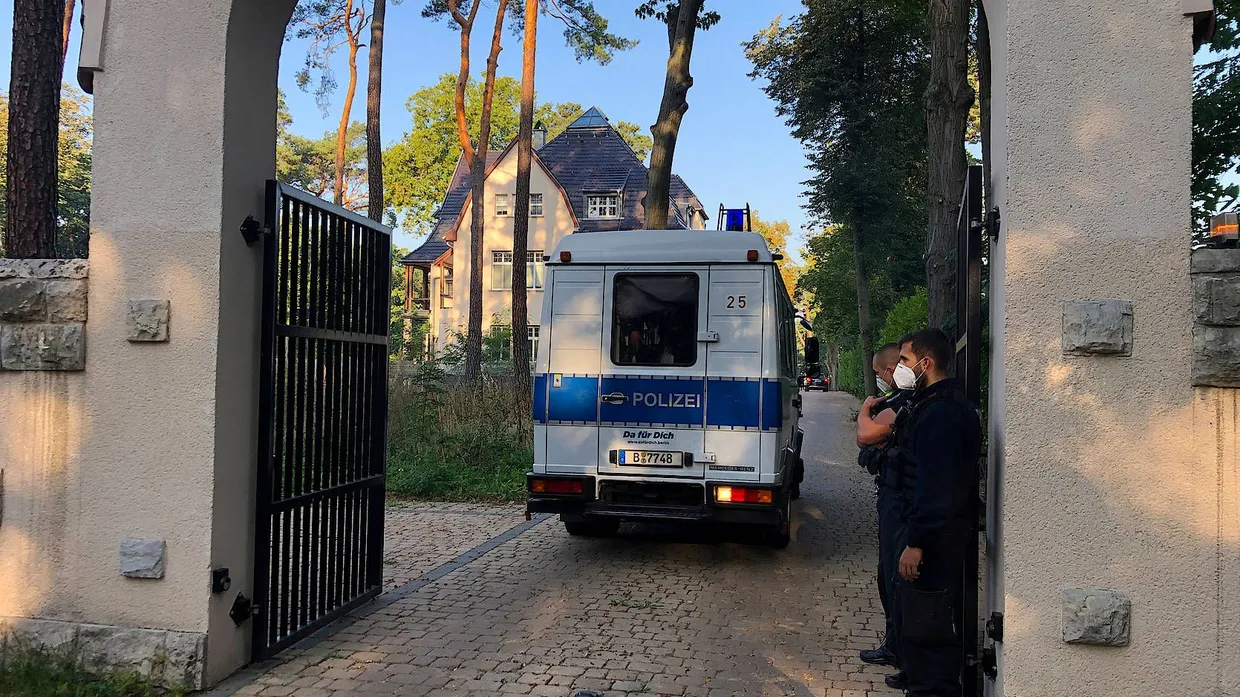 Polizeibeamte an einem der durchsuchten Objekte in Kleinmachnow