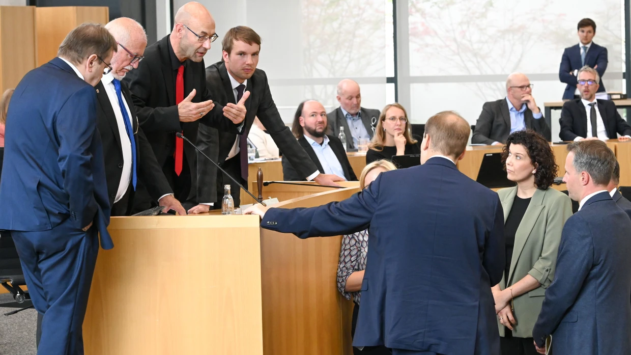 Landtagsdirektor Jörg Hopfe versucht bei der konstituierenden Sitzung des Thüringer Landtags im September 2024 im Gespräch mit den Parlamentarischen Geschäftsführern zu schlichten