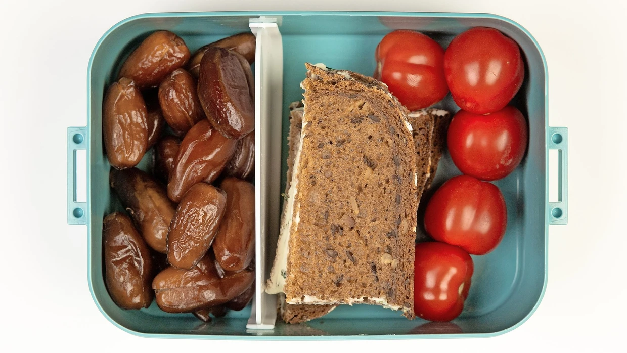 Reichhaltig: Datteln enthalten Süße, sind aber nicht ungesund. Dazu Brot und Tomaten – das kommt auch bei Kindern gut an.