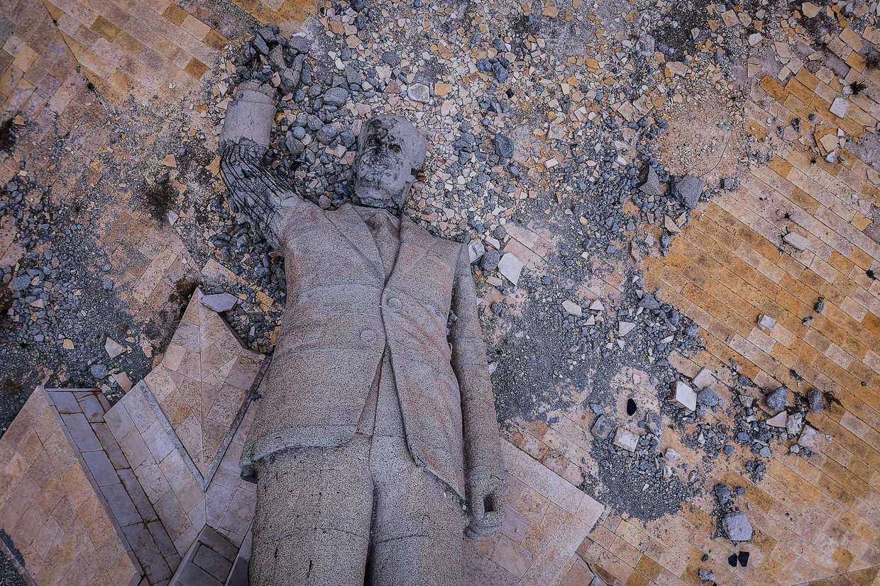 Die Statue des verstorbenen früheren syrischen Präsidenten Hafiz al-Assad in Dayr Atiyah wurde nach dem Sturz seines Sohnes Baschar umgestürzt.
