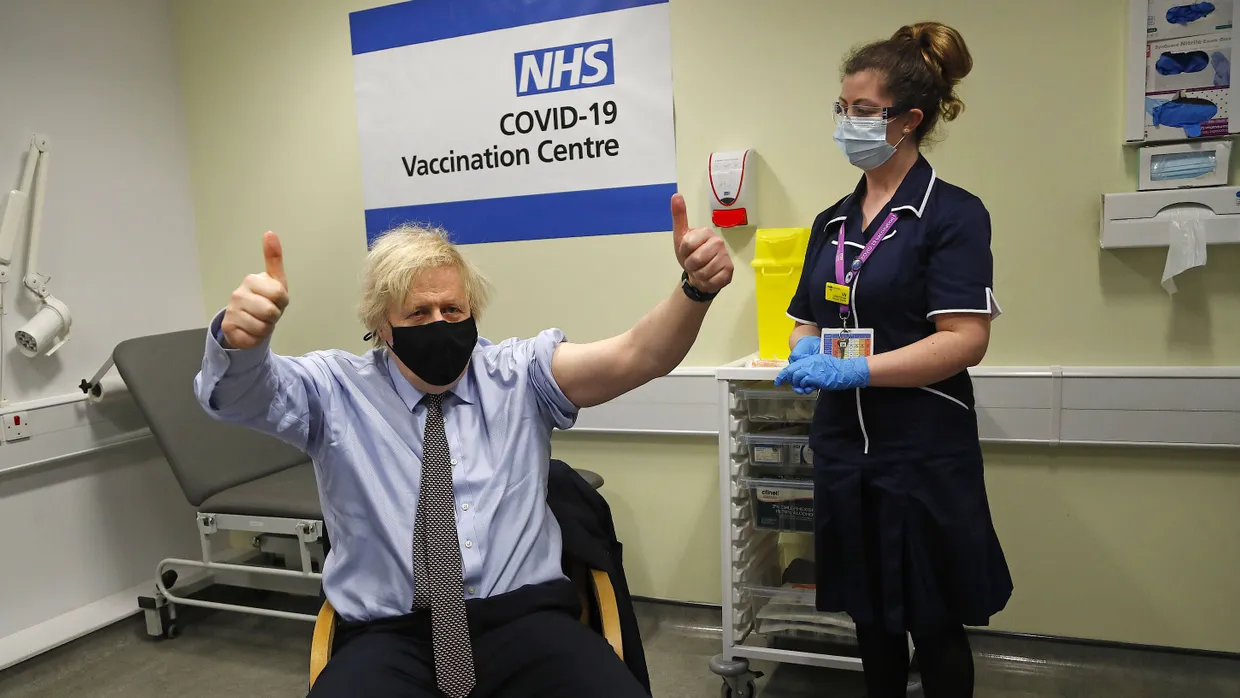 Wenn es um große Gesten geht, macht Boris Johnson niemand etwas vor. Der Premierminister freut sich über seine Impfung.