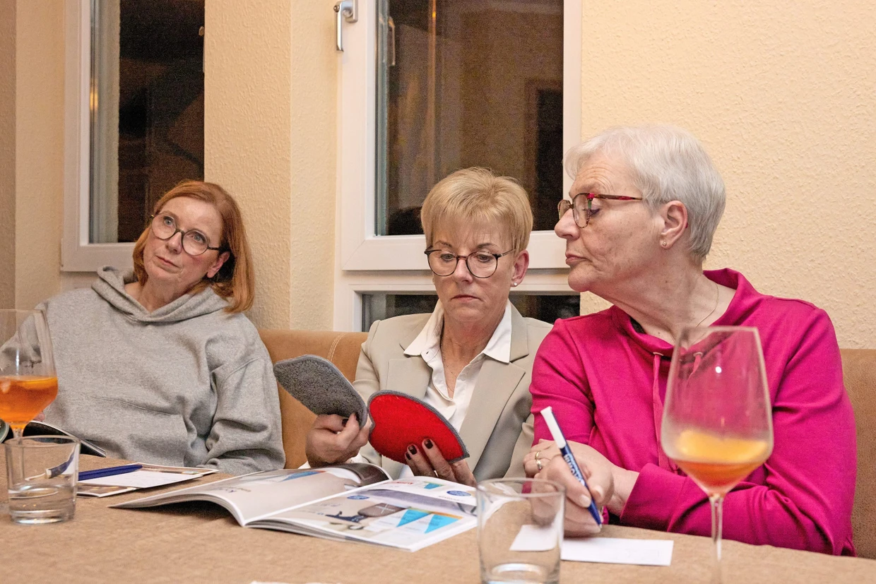 Mit Drink: Zwei potentielle Kundinnen prüfen die Qualität der angebotenen Putzlappen.