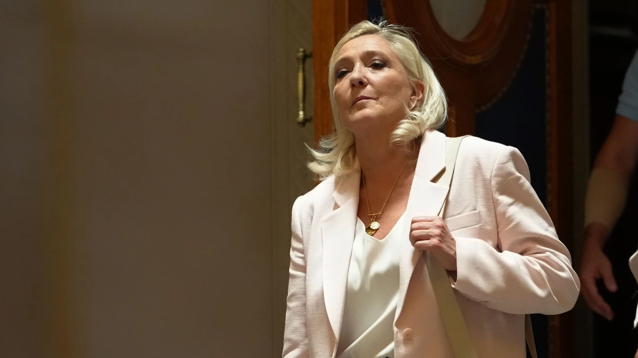 07.07.2026, Frankreich, Paris: Marine Le Pen, Vorsitzende der Fraktion des Rassemblement National, verlässt nach der Urteilsverkündung in ihrem Berufungsverfahren den Gerichtssaal in der französischen Hauptstadt.