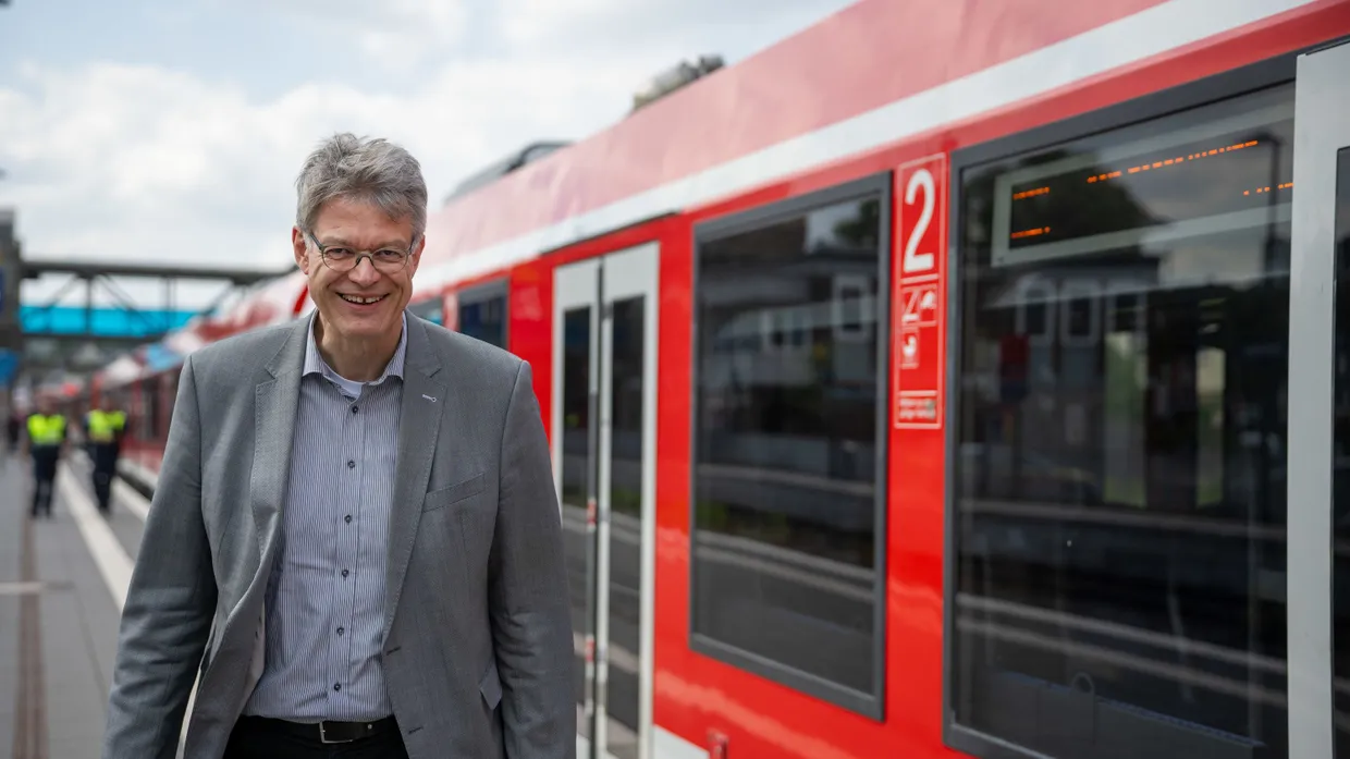 Verkehrsminister Patrick Schnieder (CDU) will die Deutsche Bahn neuaufstellen – und ist auf der Suche nach fähigen Führungspersonen.