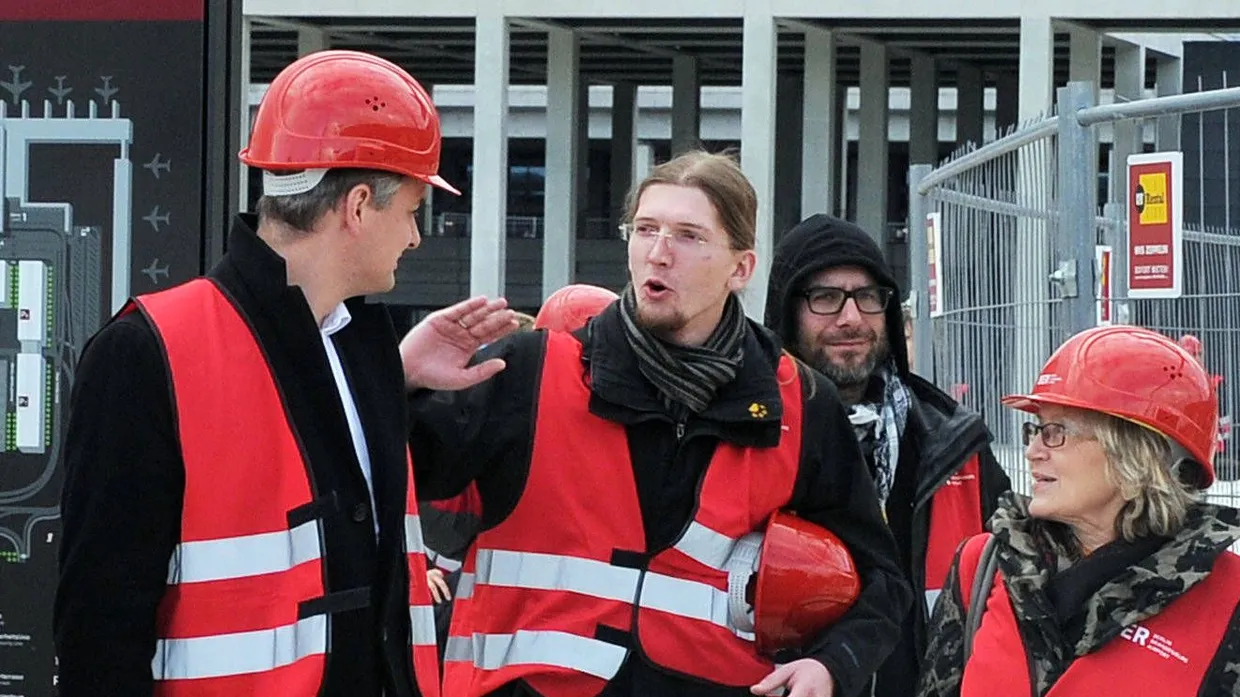 Der Vorsitzende Martin Delius (Mitte) und weitere Mitglieder des Untersuchungsausschusses bei einer Besichtigung der Berliner Flughafenbaustelle