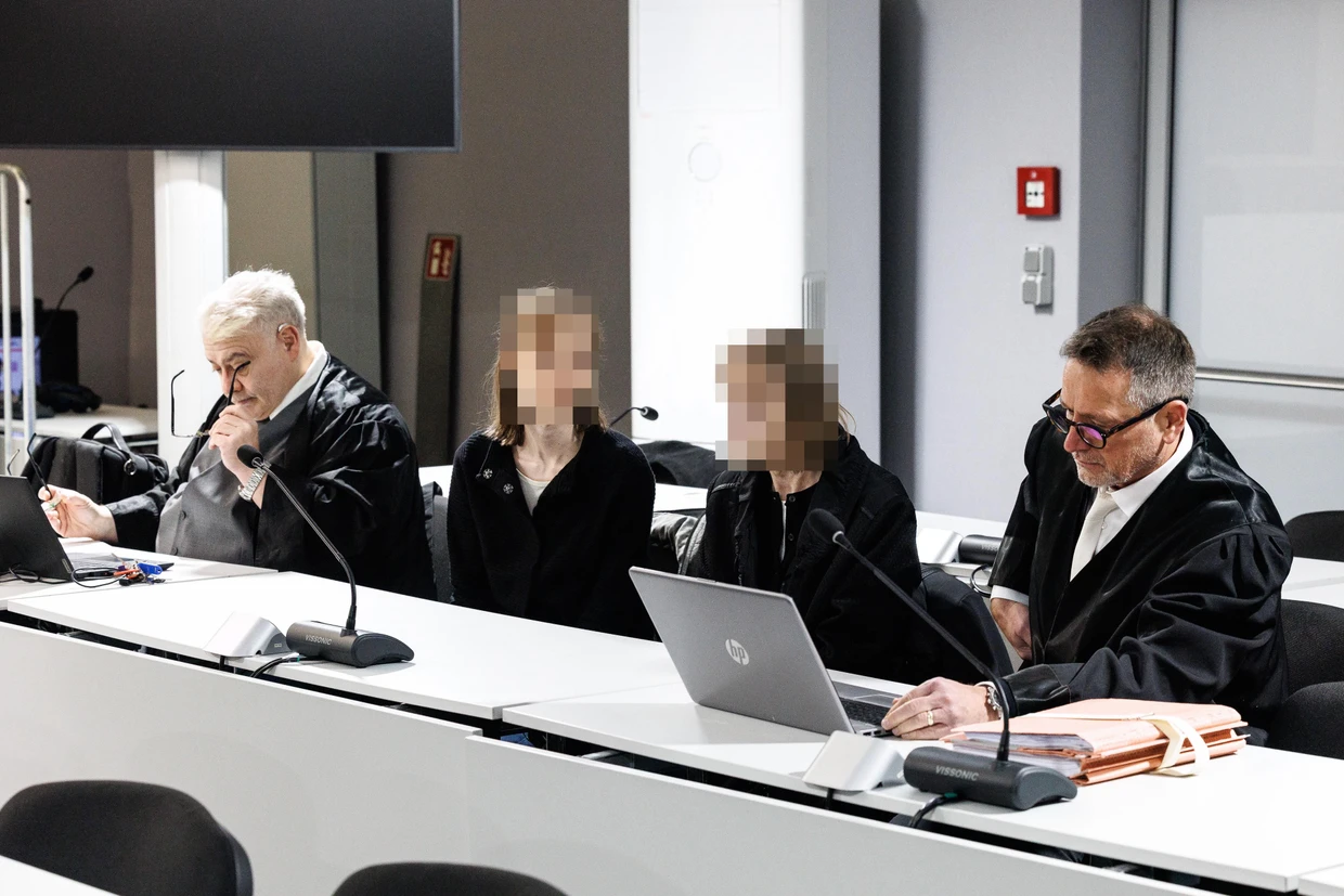 Im Gerichtssaal: Die Schwester und Mutter der verstorbenen mit ihren Anwälten.