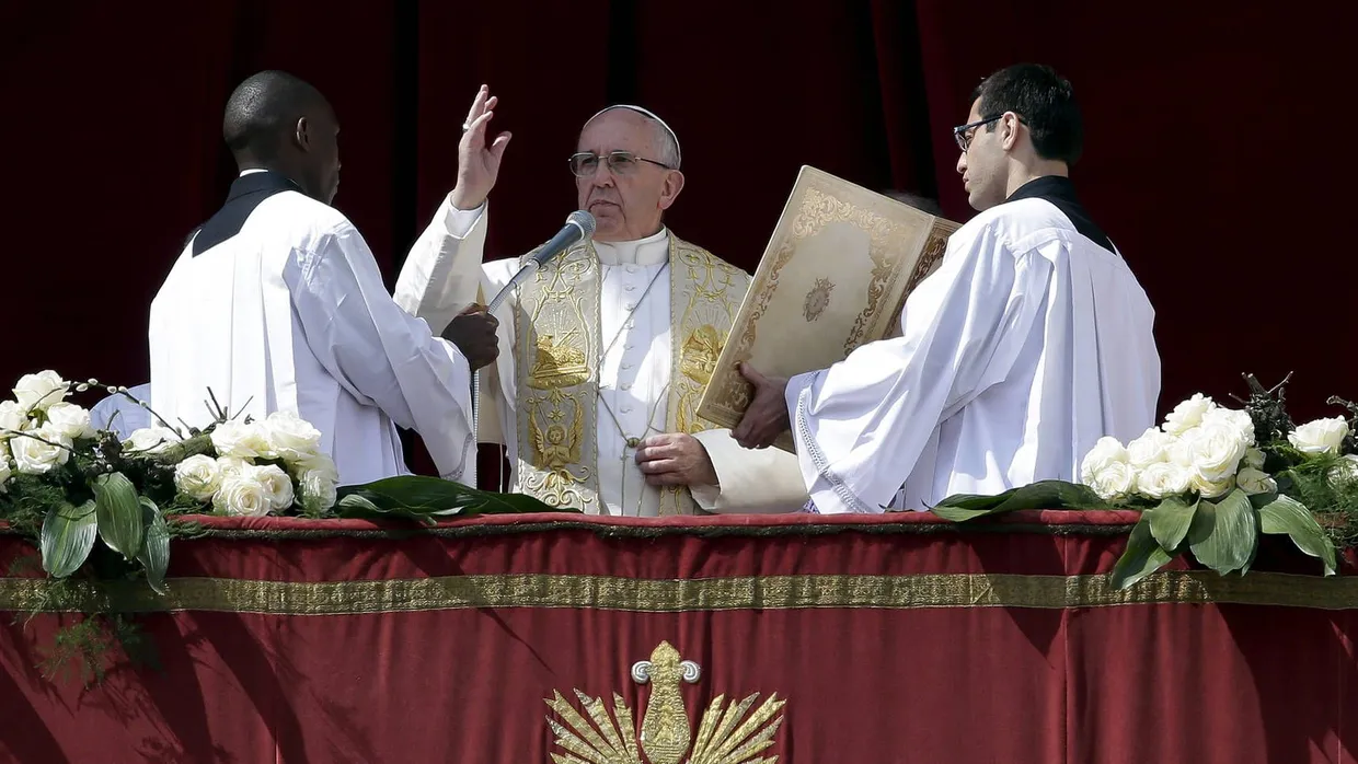 Papst Franziskus am Ende der Ostermesse auf dem Petersplatz in Rom