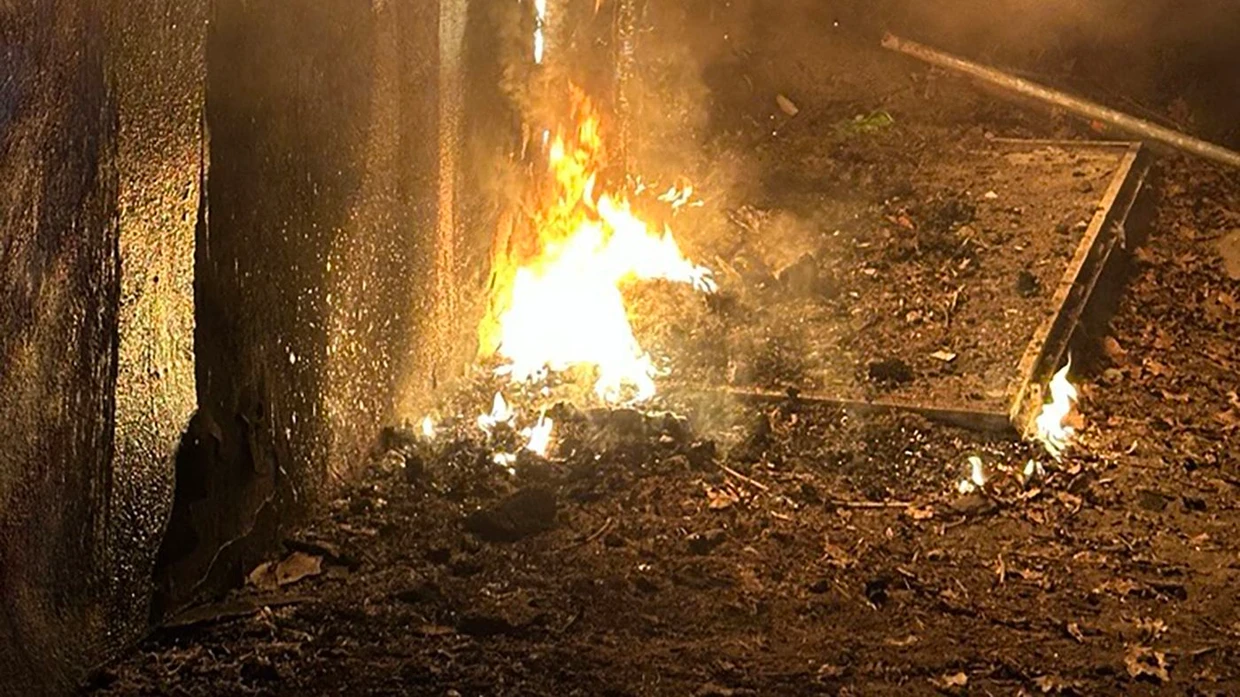 Feuer und Flamme für diese Stadt: Eine Aufnahme der am 3. Januar von der „Vulkangruppe“ in Berlin zerstörten Hochspannungsleitungen