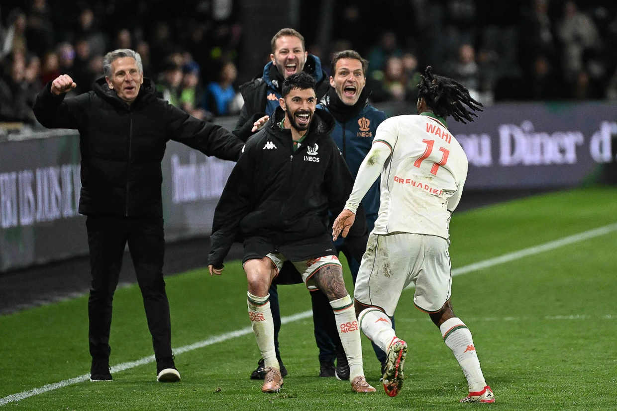 Alle jubeln mit: Wahi und seine Mitspieler, links sein Trainer Claude Puel