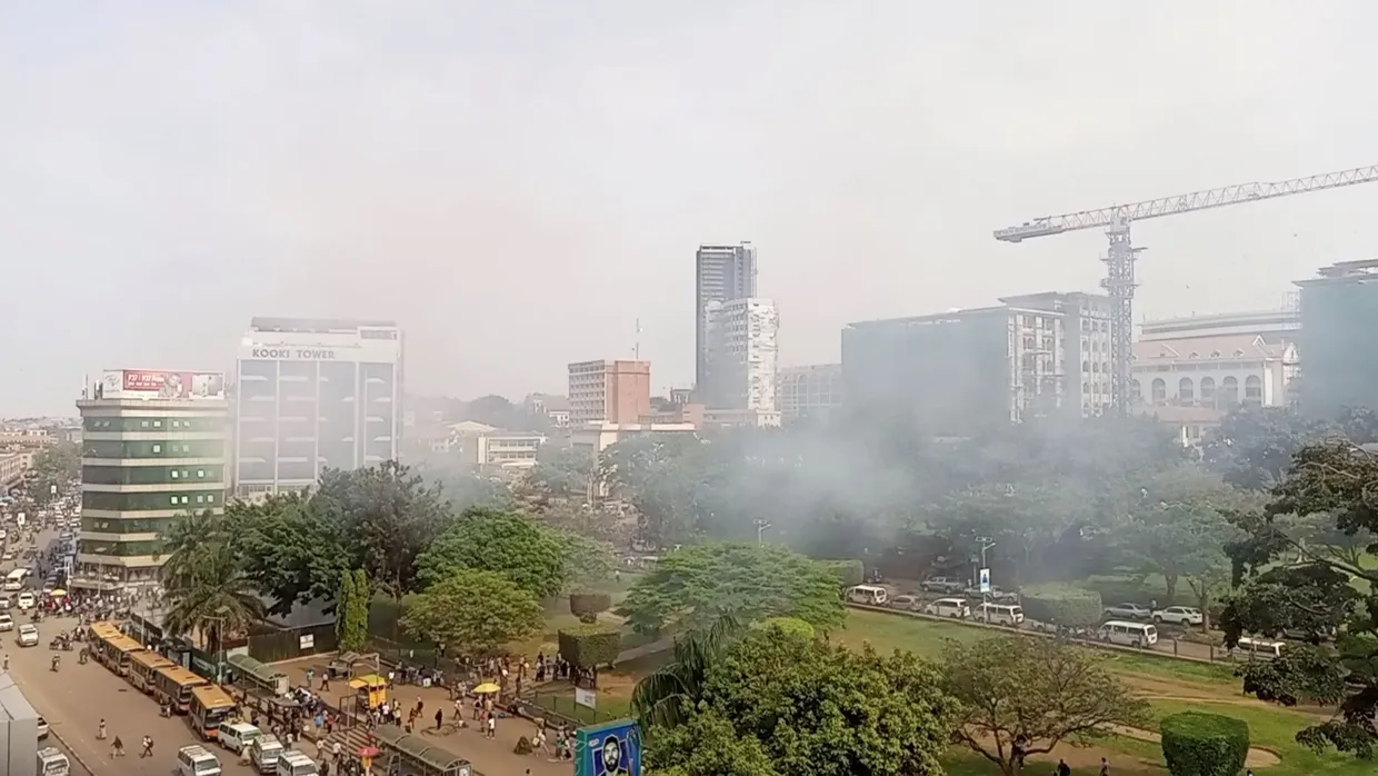 Rauch steigt nach einer Explosion über der ugandischen Hauptstadt am Dienstag auf.