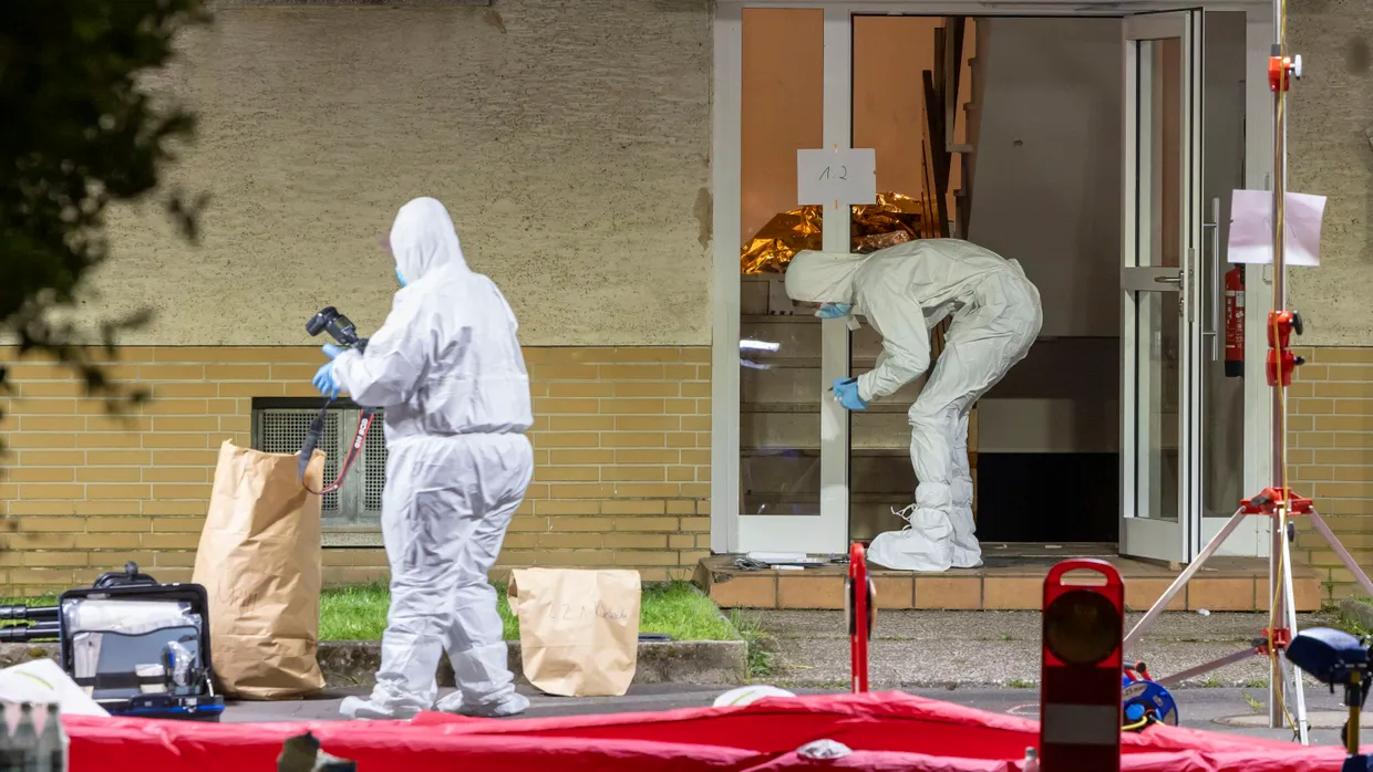 Schaurige Erinnerung: Nachdem am Ostersamstag in Bad Nauheim zwei Menschen erschossen wurden, sichern Ermittler der Polizei Spuren.