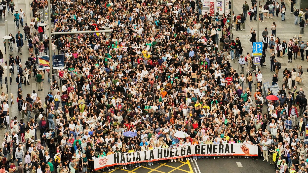 Menschen demonstrieren am Samstag in Madrid