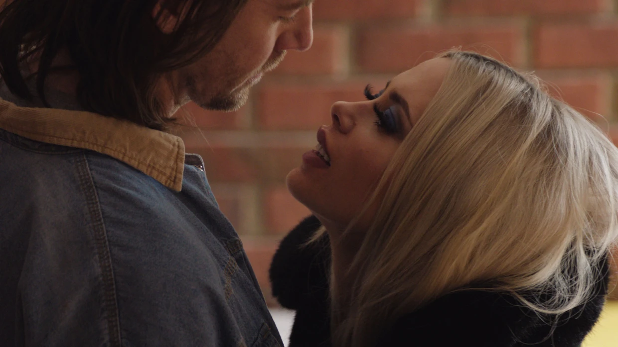 Große Liebe? Nikolaj (Pål Sverre Hagen) und Selina (Elli Rhiannon Müller Osborne) sind ein ungleiches Paar.