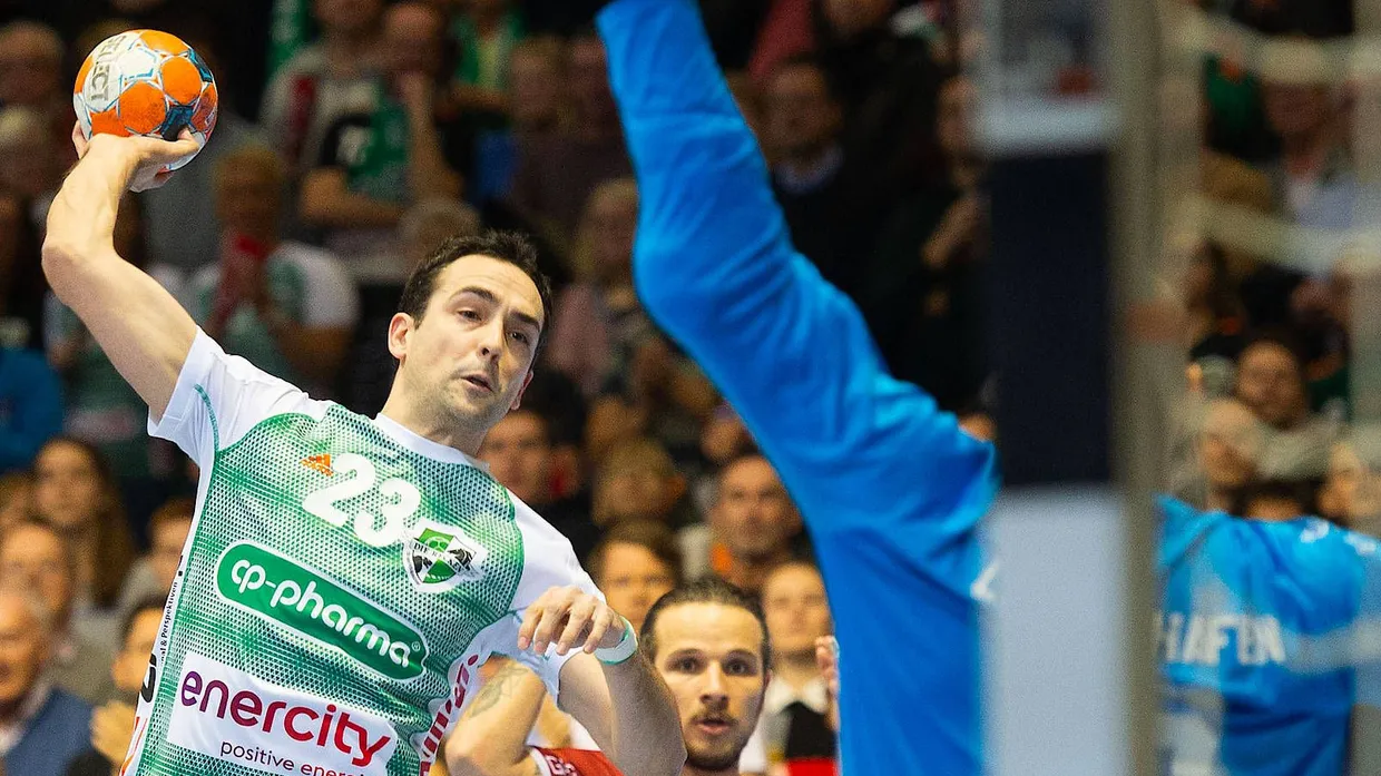 Knapper Sieg in der Bundesliga: Hannover-Burgdorf mit Cristian Ugalde am Ball