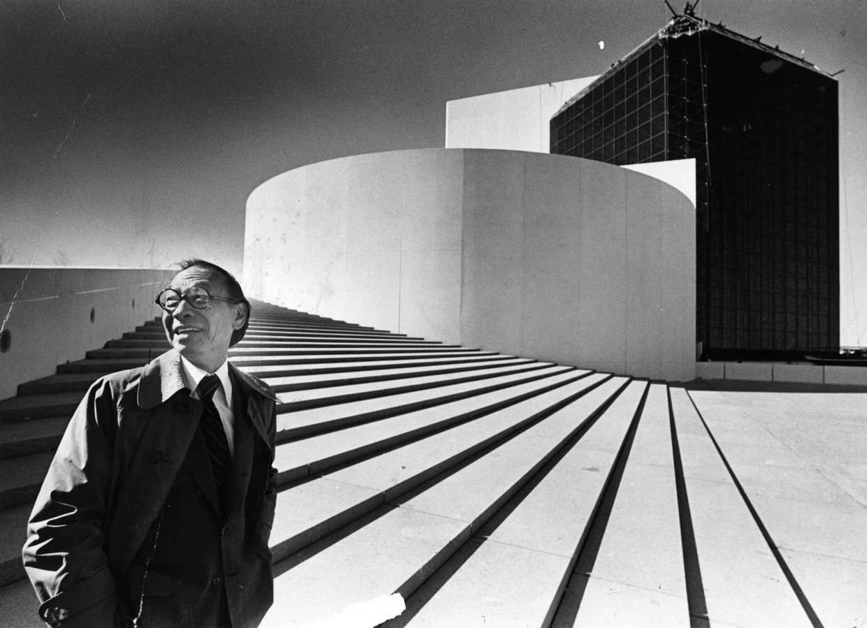 Die Spiralform war ihm wie schon seinem Vorbild Le&nbsp; Corbusier alles: I. M. Pei&nbsp; vor seiner John F. Kennedy Presidential Library and Museum in Boston, 1979
