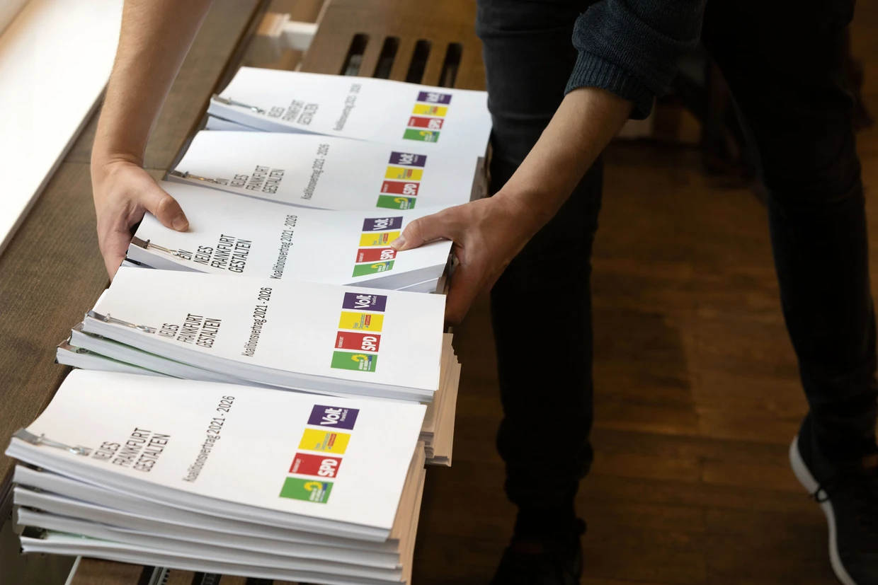 228 Seiten fromme Wünsche: Im Koalitionsvertrag von 2021 haben Grüne, SPD, FDP und Volt ihre politischen Vorhaben bis ins letzte Detail ausformuliert.