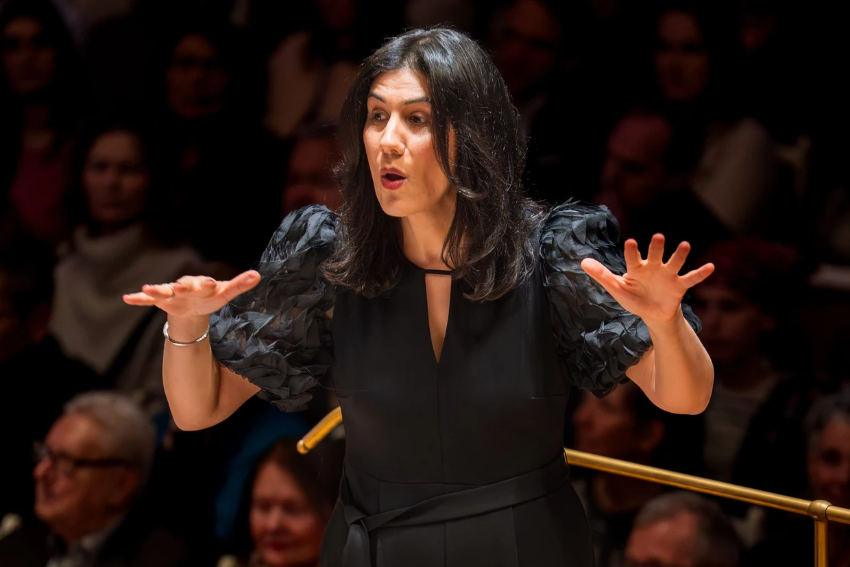 Die Leiterin des Trickster Orchestras Cymin Samawatie