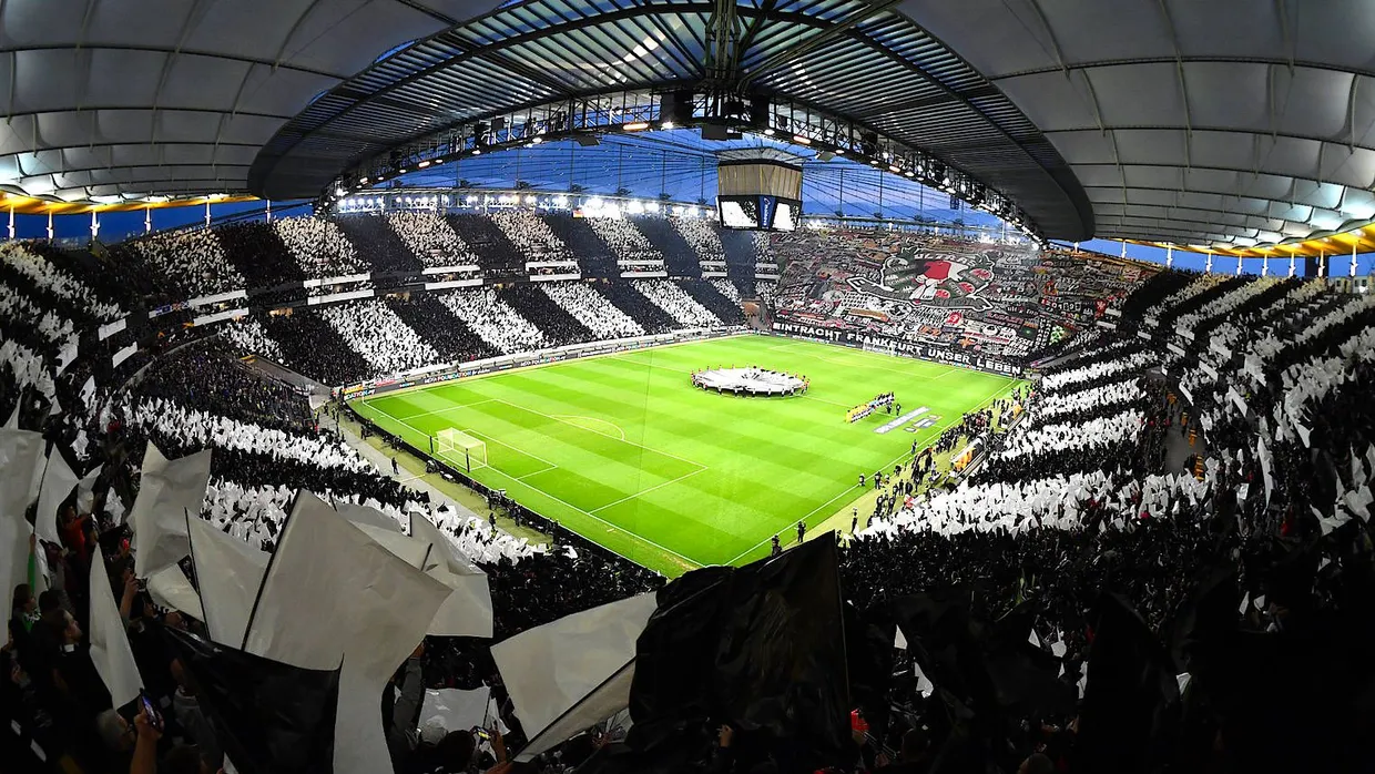 Bekannt für besondere Choreografien: Das Frankfurter Stadion beim Europapokal-Halbfinale gegen Chelsea im Mai 2019.