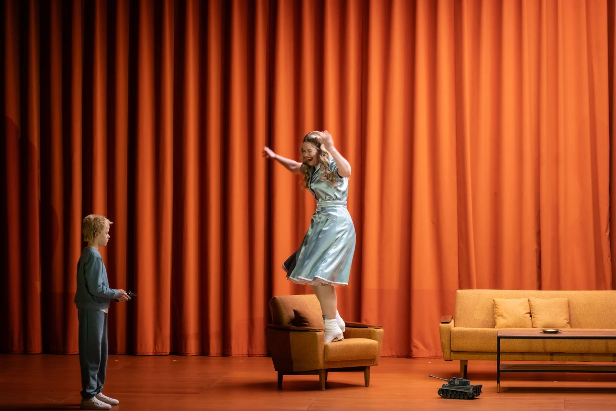 Das sieht doch so aus wie der „Red Room“ in „Twin Peaks“ und soll wohl bei Pia Dederichs und Lena Schmid auch so aussehen: Brünnhilde (Trine Møller) und ihr hinzuerfundenes Kind im zweiten Aufzug.