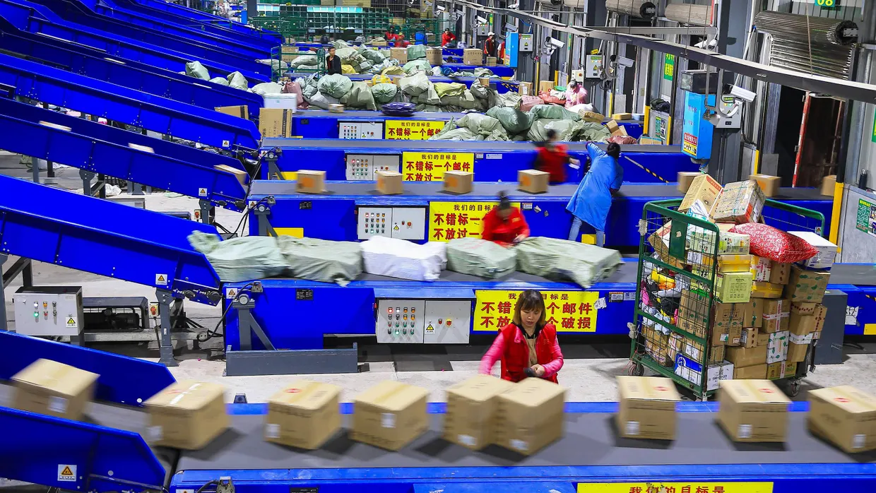 Arbeiter sortieren Pakete in einem chinesischen Logistikzentrum