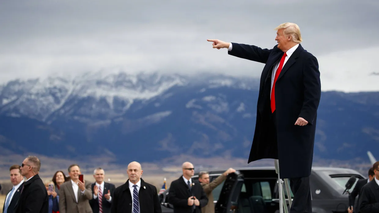 Präsident Donald Trump kommt zu einer Wahlkampfkundgebung am Bozeman Yellowstone Flughafen in Montana an.