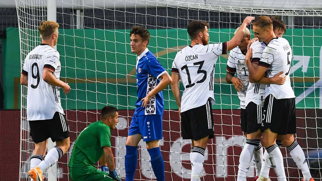 Versammlung in Wiesbaden: Jonathan Burkardt (l-r), Salih Özcan, Lukas Nmecha, Torschütze Nico Schlotterbeck und Amos Pieper freuen sich über das 3:0