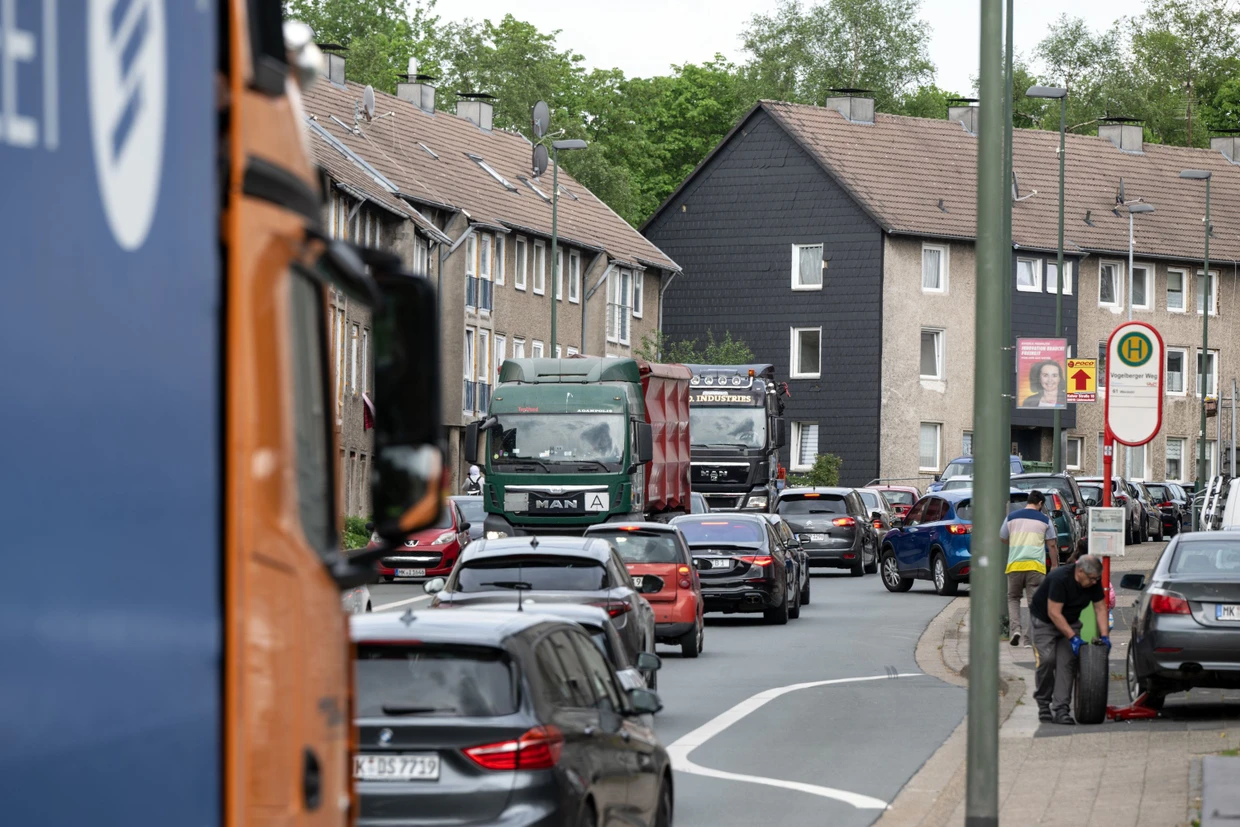 Ständiger Schwerlastverkehr: Durch Lüdenscheid führt die Umleitungsstrecke - Anwohner und Unternehmen sind arg geplagt.