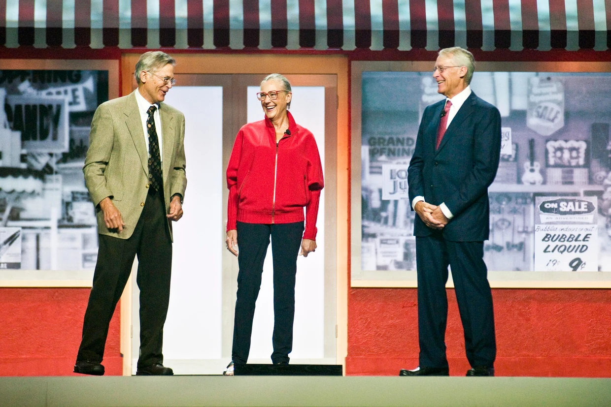 Jim Walton, Alice Walton und Rob Walton (von links nach rechts), die Kinder des Walmart-Gründers Sam Walton