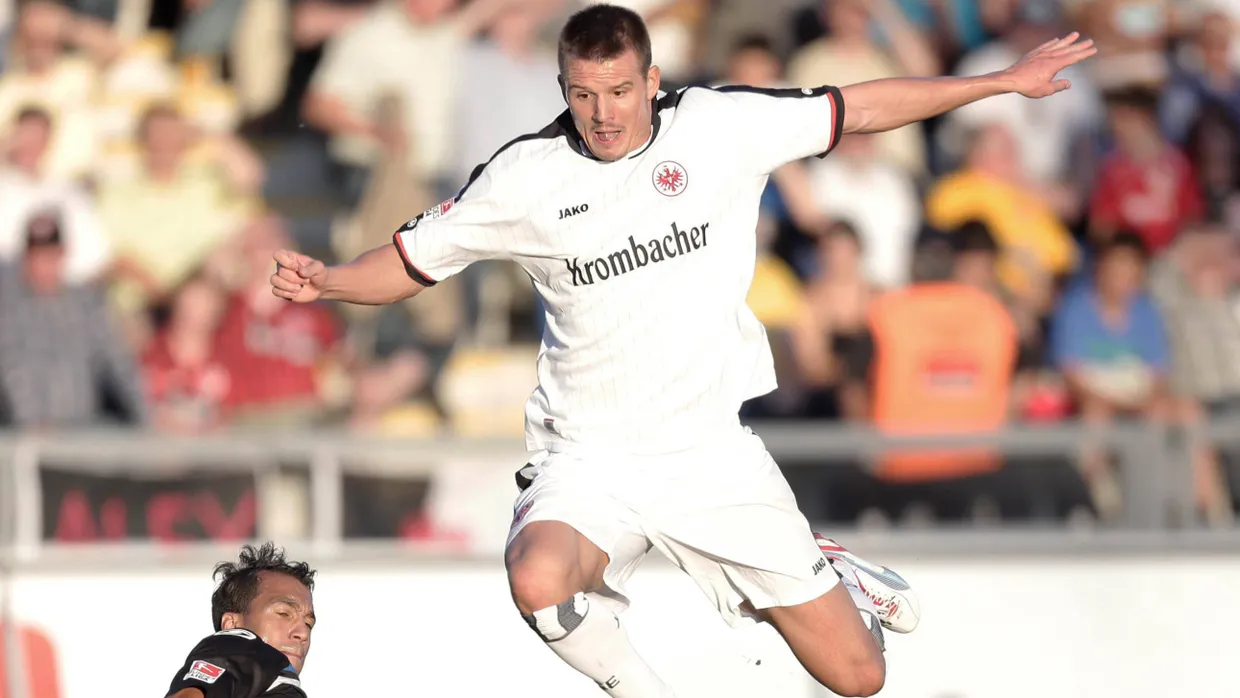 Überlegen: Eintracht-Angreifer Alexander Meier setzt sich über Moïse Bambara vom FSV hinweg.