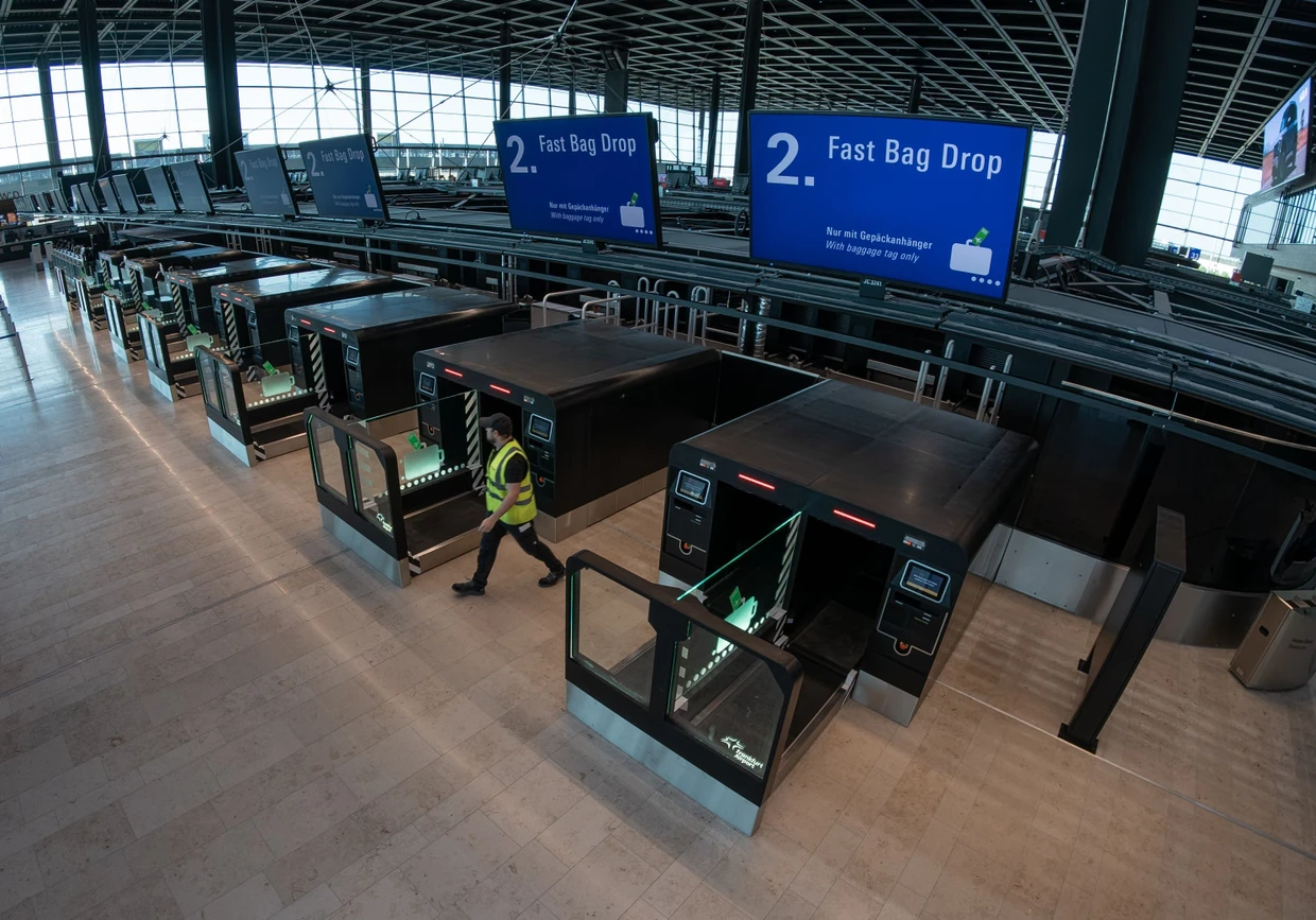 Die Gepäckabgabe erledigen Reisende am Terminal 3 selbständig an den zahlreichen Automaten in der Eingangshalle.