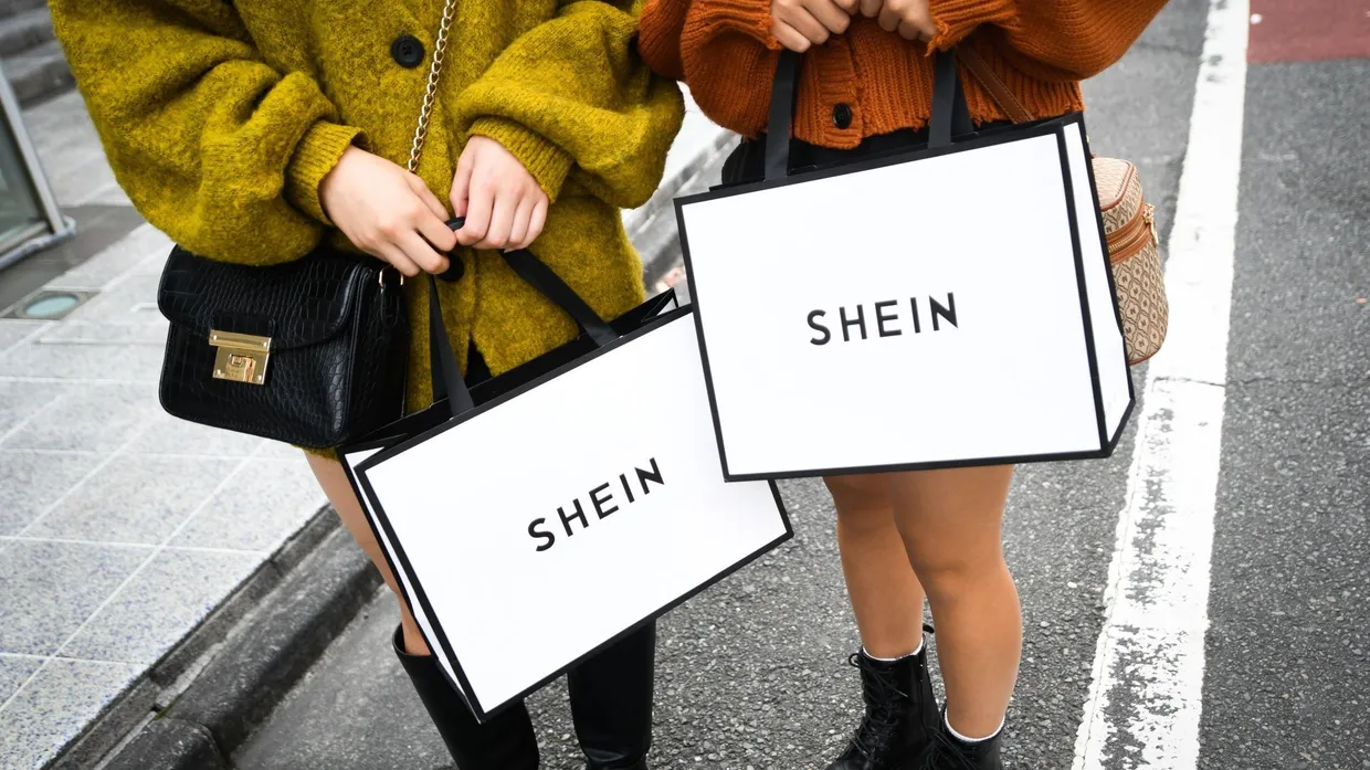 Ausnahmesweise mal in der Einkaufstüte: Eigentlich bedient Shein seine Kunden per Onlineshopping statt im Pop-Up-Store.